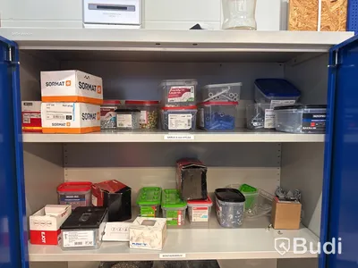 2 st plåtskåp med innehåll (bult, blindnit, plåtskruv m.m)