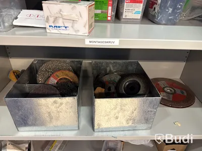 2 st plåtskåp med innehåll (bult, blindnit, plåtskruv m.m)