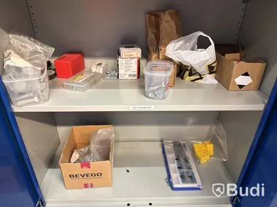 2 st plåtskåp med innehåll (bult, blindnit, plåtskruv m.m)