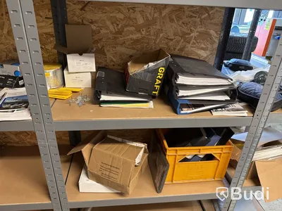 7 st hyllor med innehåll