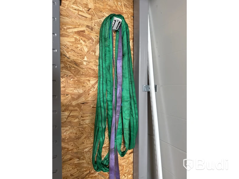 7 st hyllor med innehåll