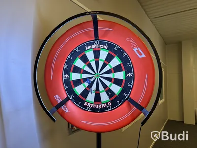 Belyst darttavla på ställning | Reddragon
