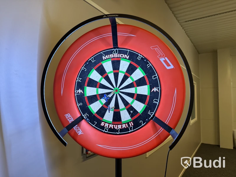 Belyst darttavla på ställning | Reddragon