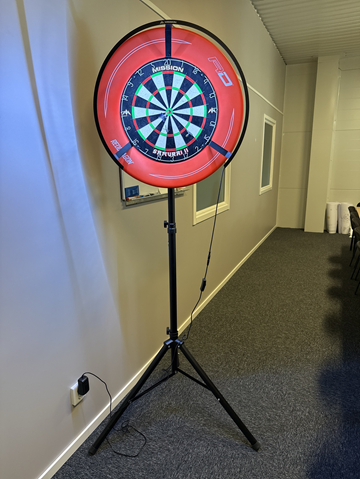 Belyst darttavla på ställning | Reddragon