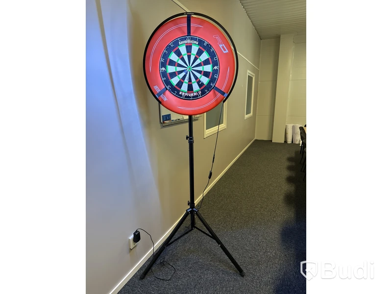 Belyst darttavla på ställning | Reddragon