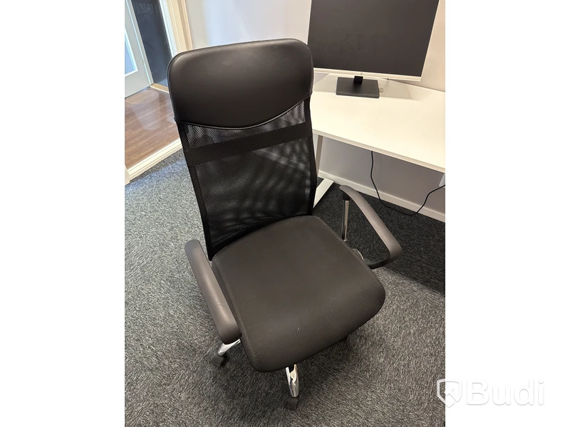 Kontorsmöblemang & monitor