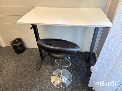 Kontorsmöblemang & monitor