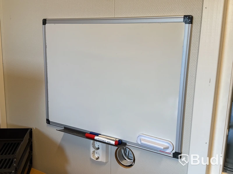 Kontorsmöblemang & monitor