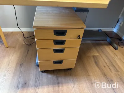 Kontorsmöblemang & monitor