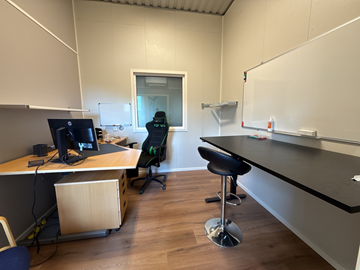 Kontorsmöblemang & monitor