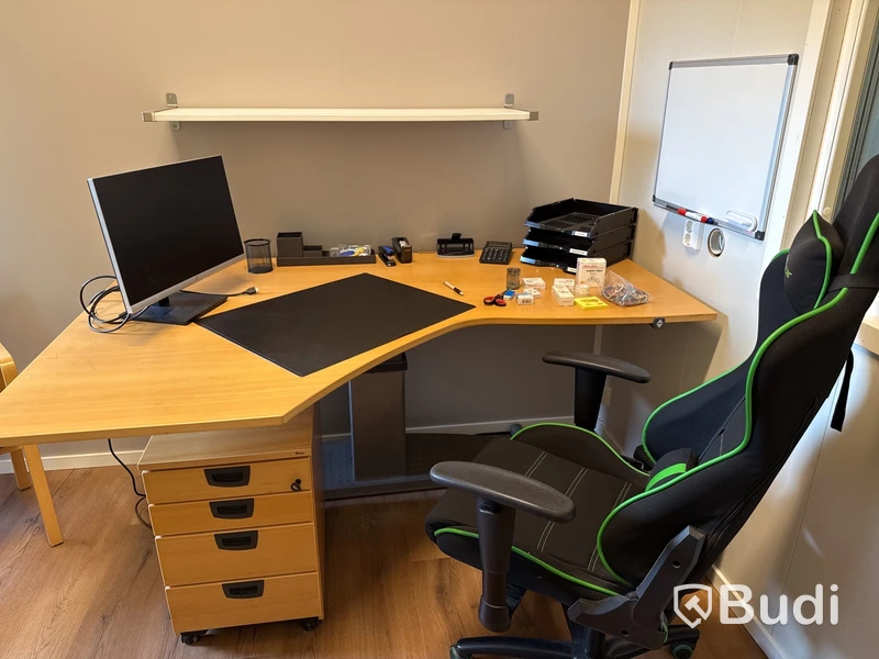 Kontorsmöblemang & monitor