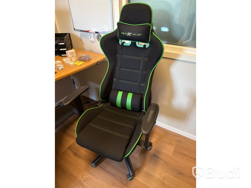 Kontorsmöblemang & monitor