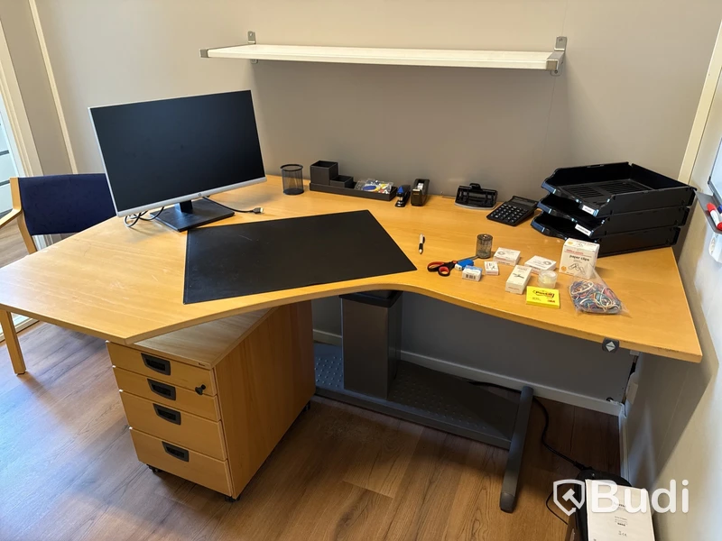 Kontorsmöblemang & monitor