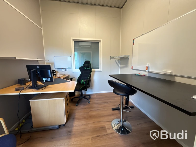 Kontorsmöblemang & monitor