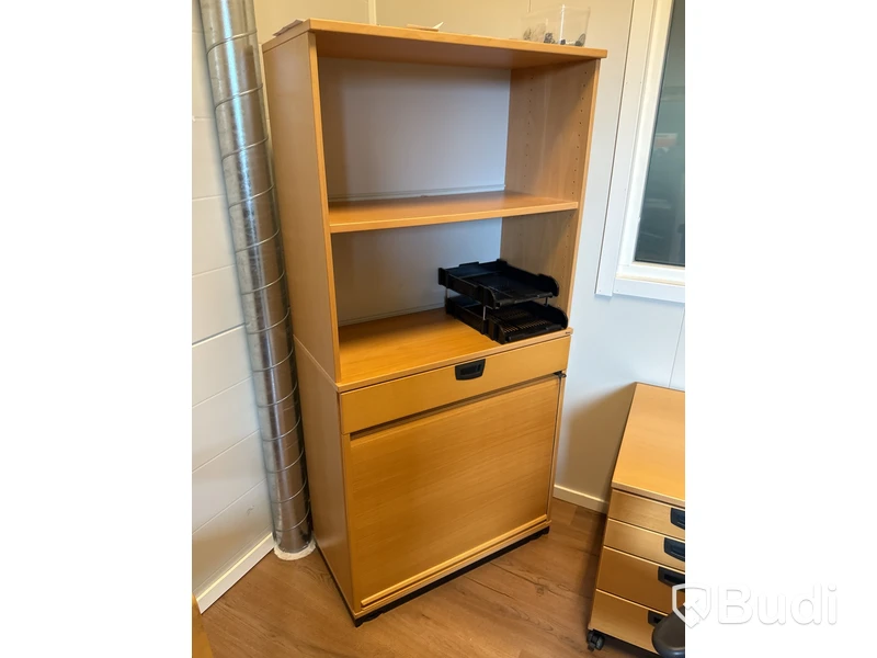 Kontorsmöblemang & monitor