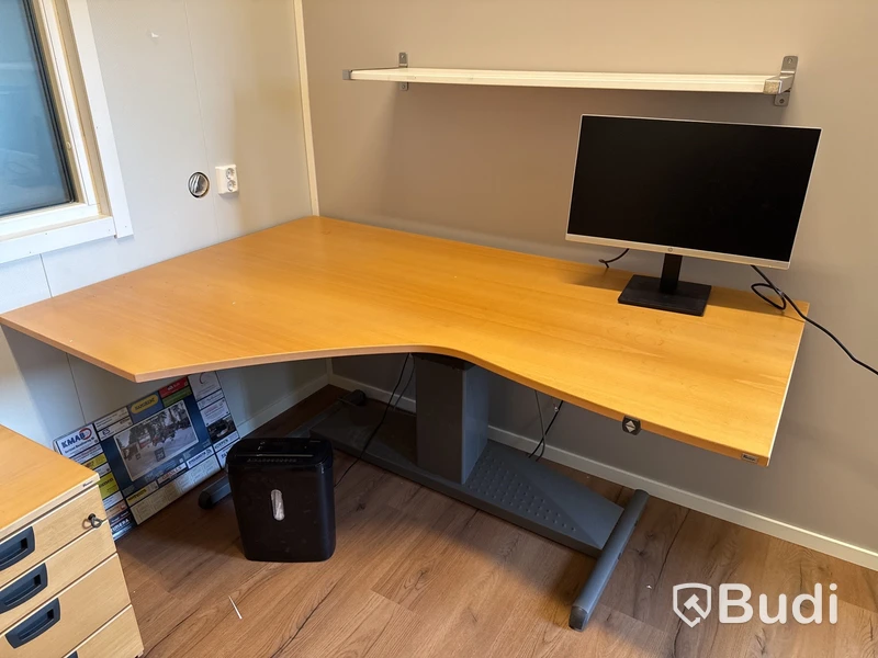 Kontorsmöblemang & monitor