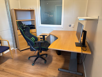 Kontorsmöblemang & monitor