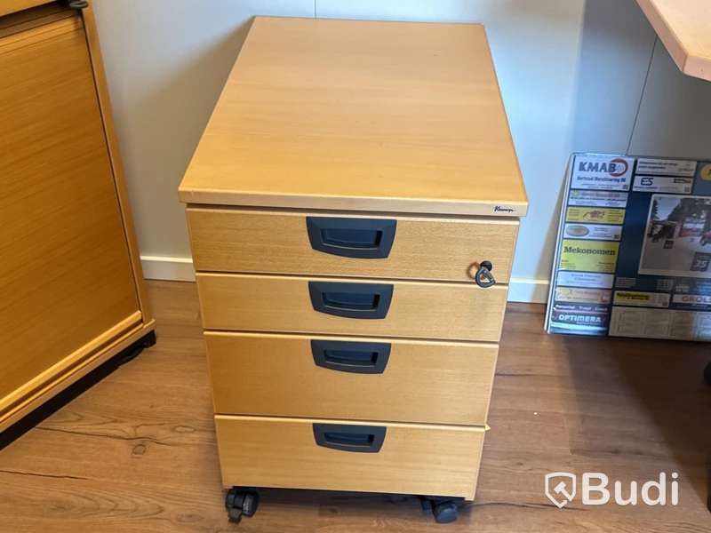 Kontorsmöblemang & monitor