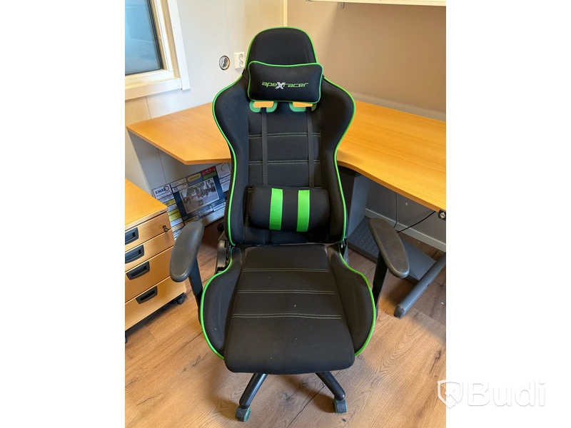 Kontorsmöblemang & monitor