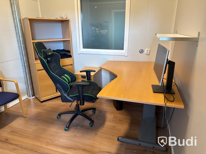 Kontorsmöblemang & monitor
