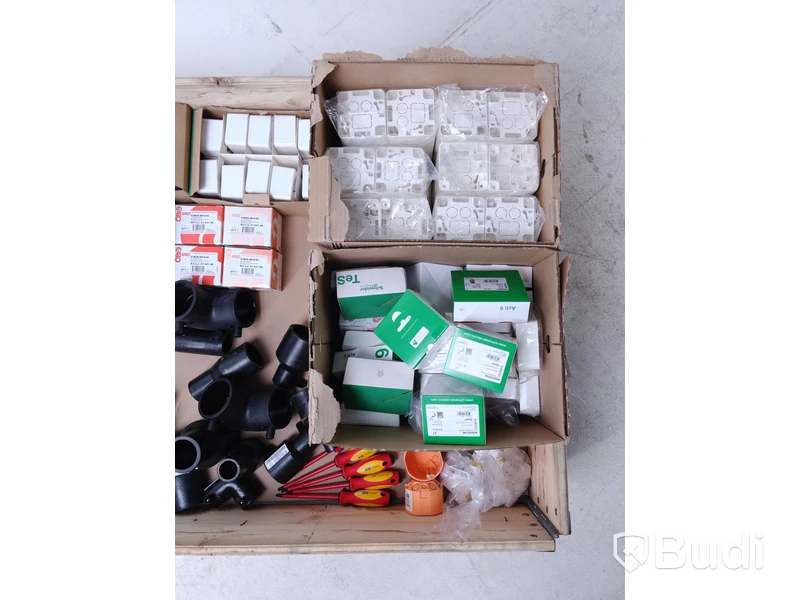 Parti med elektronikprodukter, Totalt ord. pris inkl. moms: ca 2000 kr
