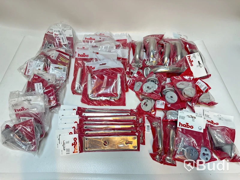 Parti med diverse tillbehör till dörr. Habo. Totalt ord. pris inkl. moms: ca 4000 kr