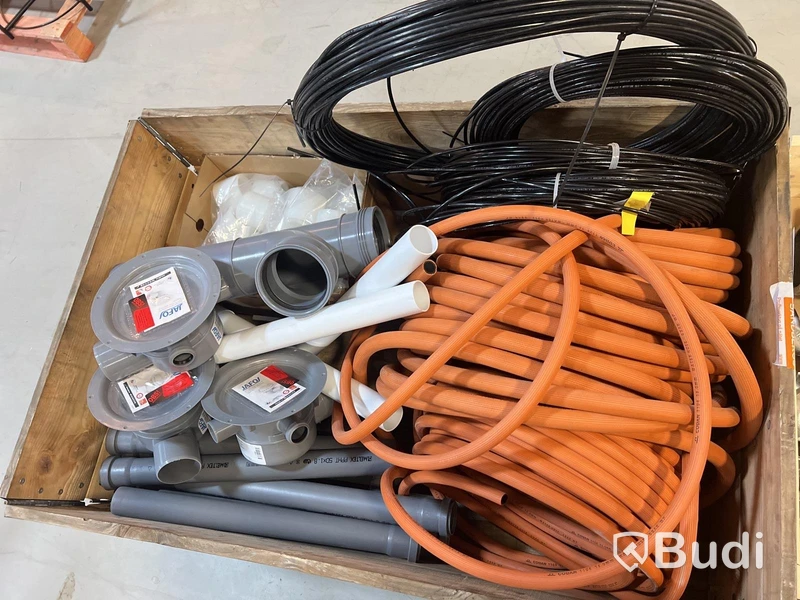 Parti med diverse golvbrunnar, vattenslang, plastkapillärslang m.m. Totalt ord. pris inkl. moms: ca 4000 kr
