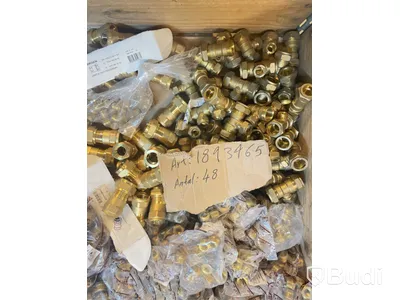 Parti med rörkopplingar i olika storlekar och modeller, Ord. pris inkl. moms: ca 25.000 kr