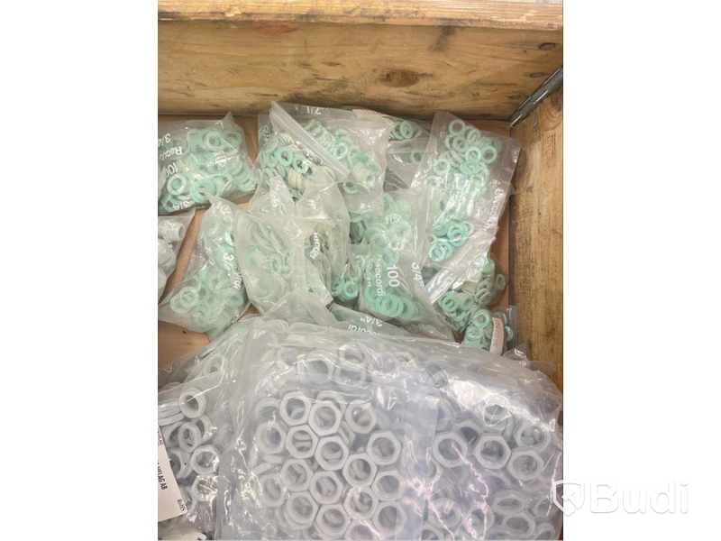 Parti med olika muttrar, kabelförskruvning och fiberpackning, olika modeller. Ord. pris inkl. moms: ca 10.000 kr