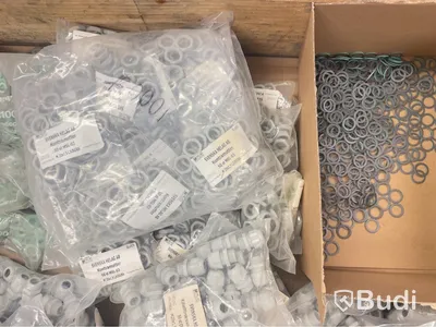 Parti med olika muttrar, kabelförskruvning och fiberpackning, olika modeller. Ord. pris inkl. moms: ca 10.000 kr