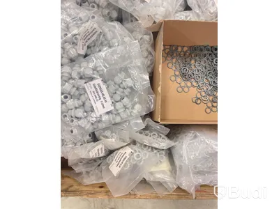 Parti med olika muttrar, kabelförskruvning och fiberpackning, olika modeller. Ord. pris inkl. moms: ca 10.000 kr