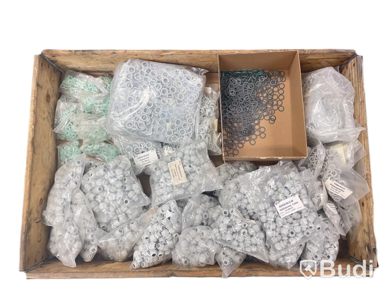 Parti med olika muttrar, kabelförskruvning och fiberpackning, olika modeller. Ord. pris inkl. moms: ca 10.000 kr