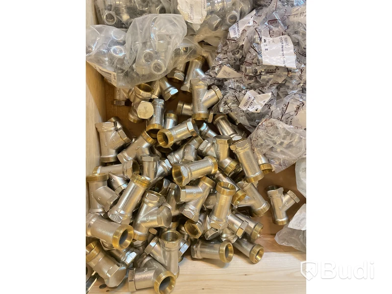 Parti med olika sorters kopplingar, Ord. pris inkl. moms: ca 35.000 kr
