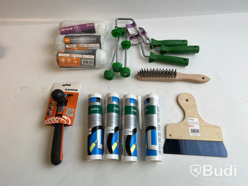 Parti med diverse målarprodukter