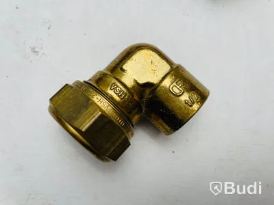 43 st vinkelkopplingar 22XR15 90° klämring x invändig gänga mässing VSH super - totalt ord. Pris ca: 4300 kr. Ny.