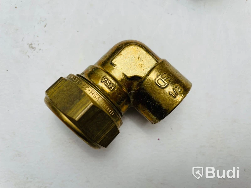 43 st vinkelkopplingar 22XR15 90° klämring x invändig gänga mässing VSH super - totalt ord. Pris ca: 4300 kr. Ny.