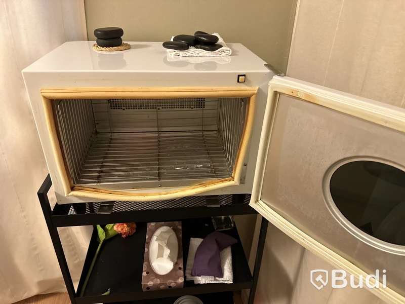 Behandlingsrum skönhet Behandl.bänk justerbar QUIRMED. Ugn CHI LI SY-3560A. Ångmaskin Giovanni. Peelingmaskin. Ugn för stenar.