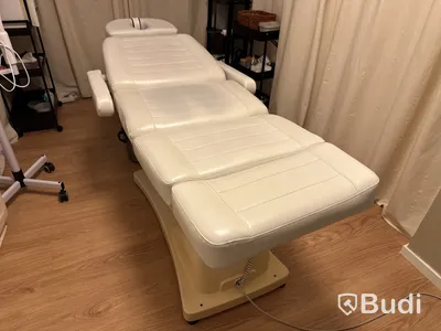 Behandlingsrum skönhet Behandl.bänk justerbar QUIRMED. Ugn CHI LI SY-3560A. Ångmaskin Giovanni. Peelingmaskin. Ugn för stenar.