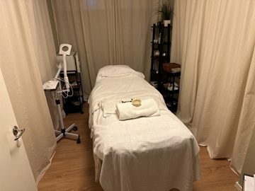 Behandlingsrum skönhet Behandl.bänk justerbar QUIRMED. Ugn CHI LI SY-3560A. Ångmaskin Giovanni. Peelingmaskin. Ugn för stenar.
