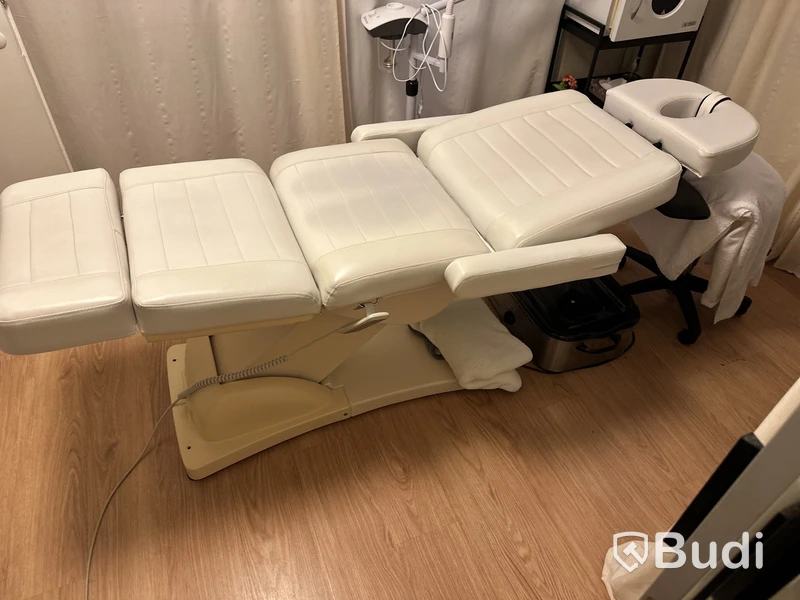 Behandlingsrum skönhet Behandl.bänk justerbar QUIRMED. Ugn CHI LI SY-3560A. Ångmaskin Giovanni. Peelingmaskin. Ugn för stenar.