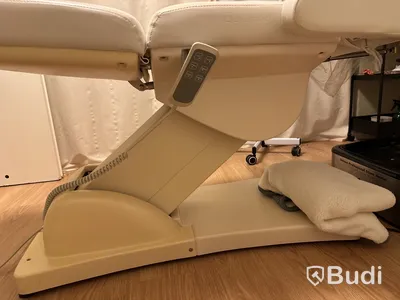 Behandlingsrum skönhet Behandl.bänk justerbar QUIRMED. Ugn CHI LI SY-3560A. Ångmaskin Giovanni. Peelingmaskin. Ugn för stenar.