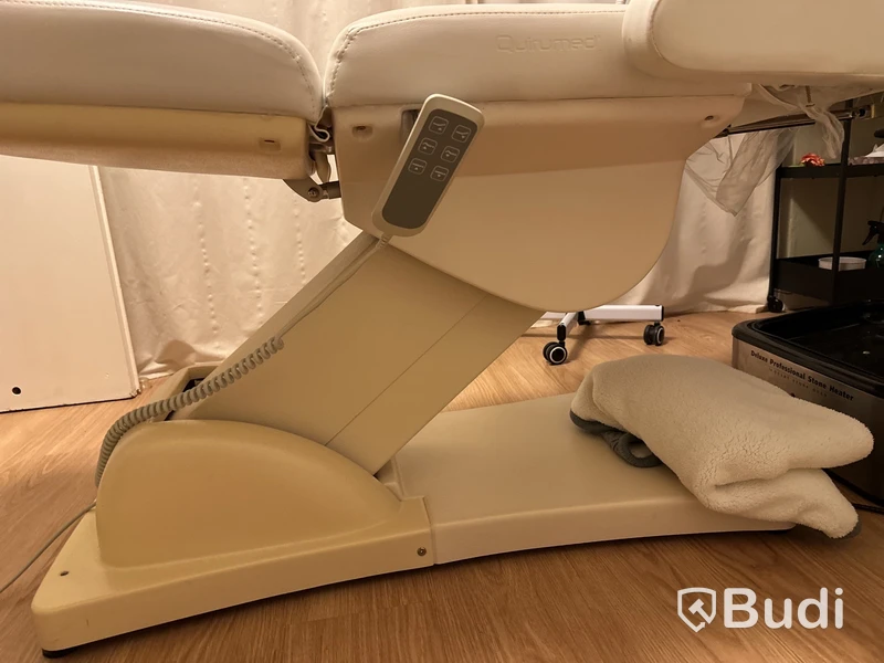 Behandlingsrum skönhet Behandl.bänk justerbar QUIRMED. Ugn CHI LI SY-3560A. Ångmaskin Giovanni. Peelingmaskin. Ugn för stenar.
