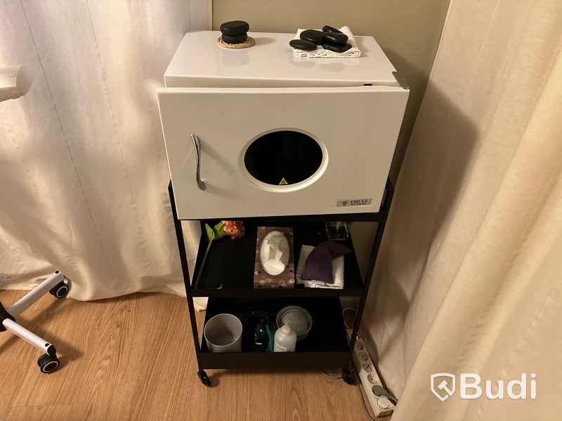Behandlingsrum skönhet Behandl.bänk justerbar QUIRMED. Ugn CHI LI SY-3560A. Ångmaskin Giovanni. Peelingmaskin. Ugn för stenar.