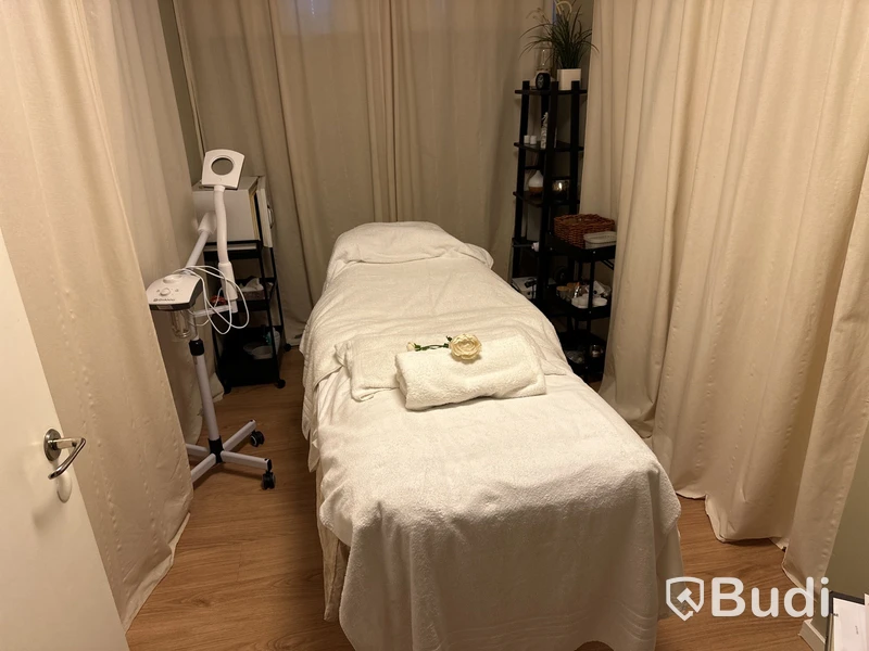 Behandlingsrum skönhet Behandl.bänk justerbar QUIRMED. Ugn CHI LI SY-3560A. Ångmaskin Giovanni. Peelingmaskin. Ugn för stenar.