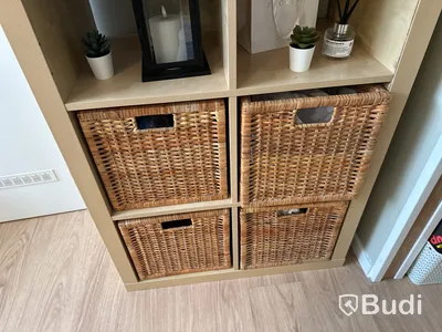 Hylla B 80 d 40 H 140 cm med dekorationer + lyktor, 4 rottingkorgar