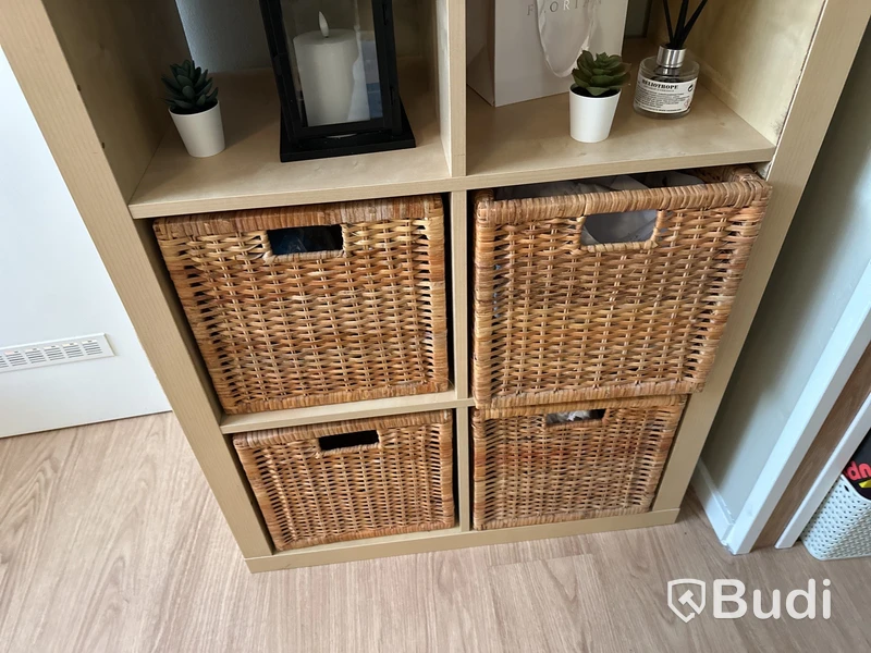 Hylla B 80 d 40 H 140 cm med dekorationer + lyktor, 4 rottingkorgar