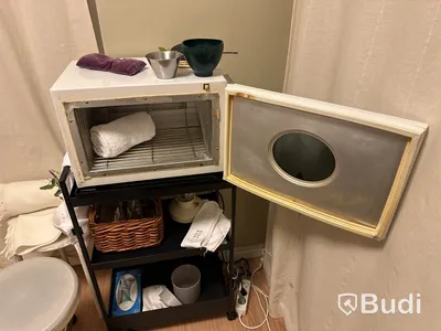 Behandlingsrum för massage. Behandlingsbänk enkel.  Ugn CHI LI SY-3560A. Rullvagn, hylla.