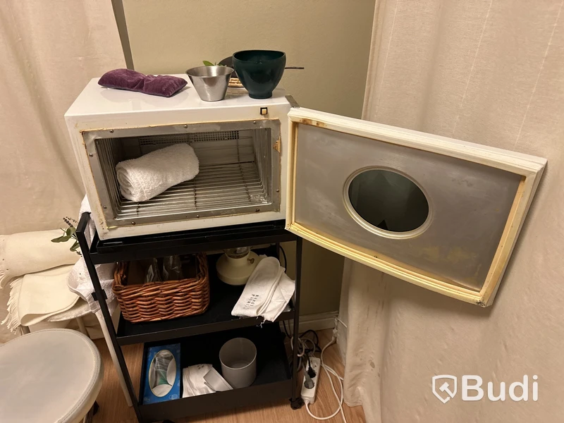 Behandlingsrum för massage. Behandlingsbänk enkel.  Ugn CHI LI SY-3560A. Rullvagn, hylla.