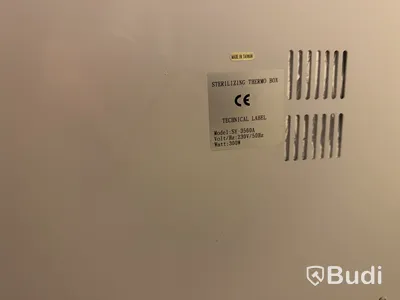Behandlingsrum för massage. Behandlingsbänk enkel.  Ugn CHI LI SY-3560A. Rullvagn, hylla.