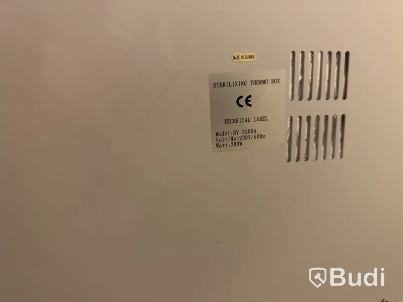 Behandlingsrum för massage. Behandlingsbänk enkel.  Ugn CHI LI SY-3560A. Rullvagn, hylla.